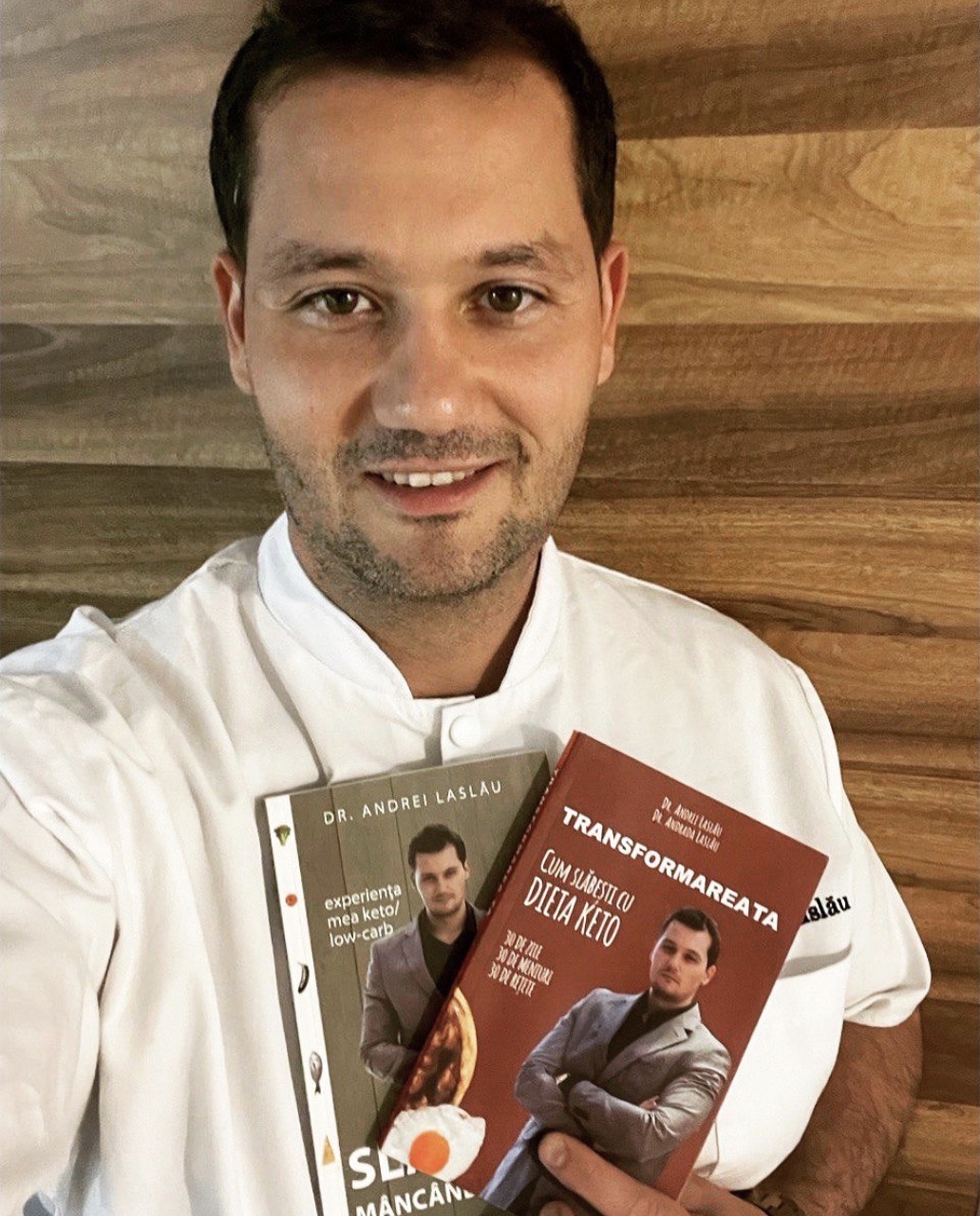 Dr. Andrei Laslau cu pachetul de carti